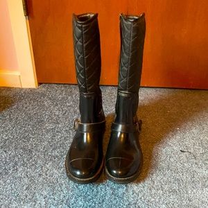 Black winter boots